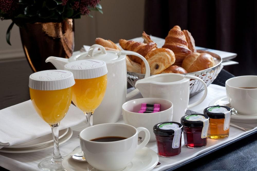 Hotel La Tremoille Parigi Esterno foto