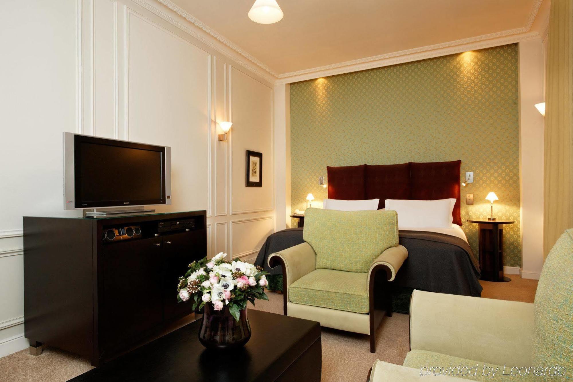 Hotel La Tremoille Parigi Esterno foto