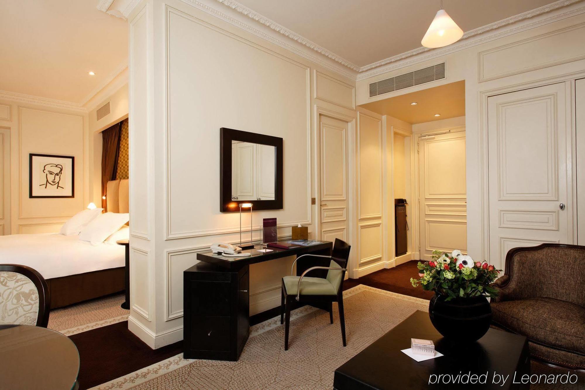 Hotel La Tremoille Parigi Esterno foto